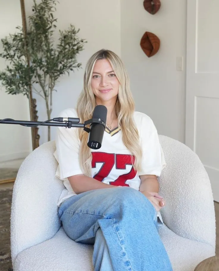 Rebellischer CEO in einem klinischen, düsteren Anatomie-Theater